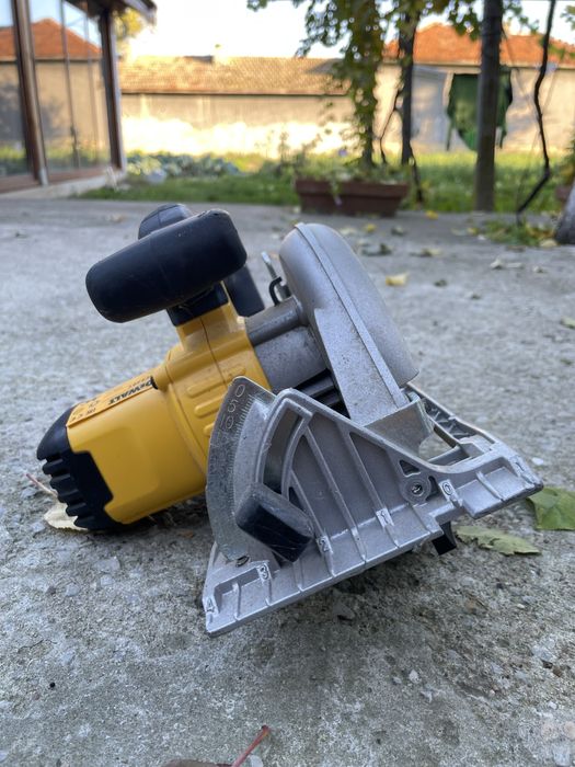 Ръчен циркуляр DEWALT