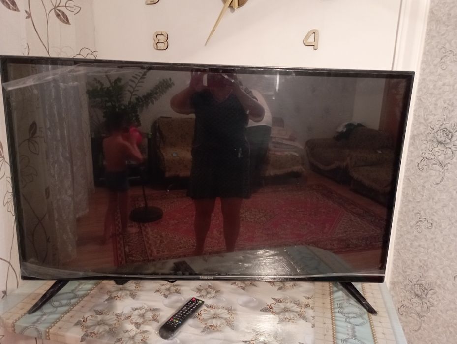 Телевизор Самсунг, смарт Тв,  диагональ 1.50, новая