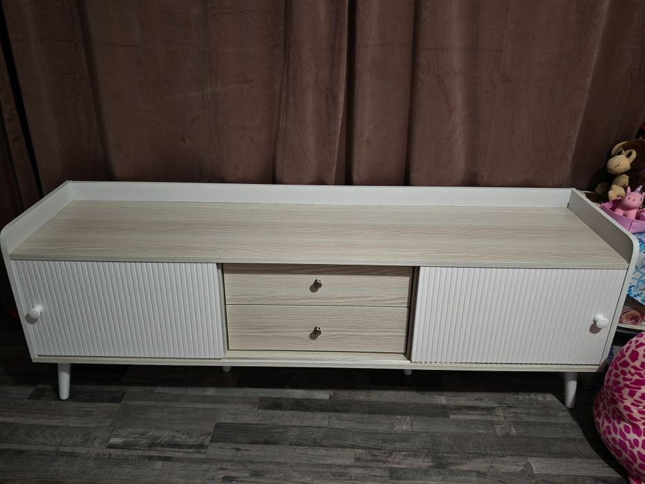 Comoda Tv cu două uși și două sertare