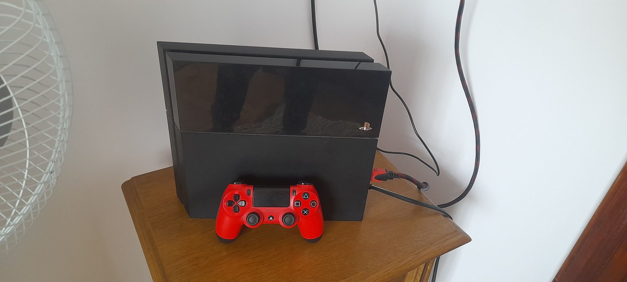 Vând PS 4 Plus 1 Tera cu hard disk Samsung