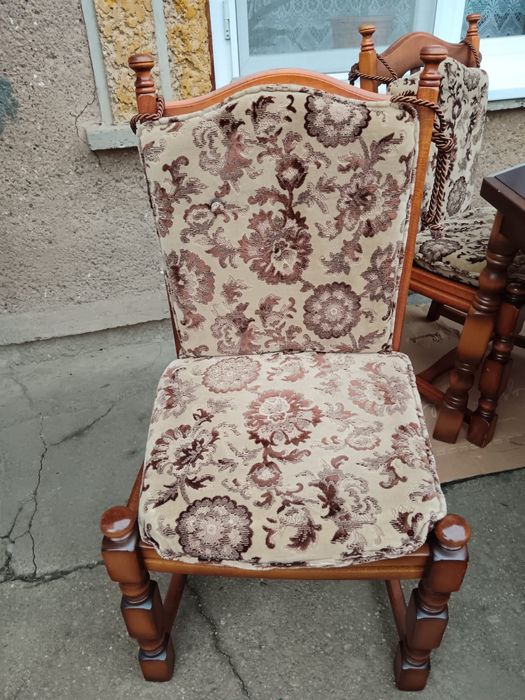 Masă masivă extensibilă cu 6 scaune