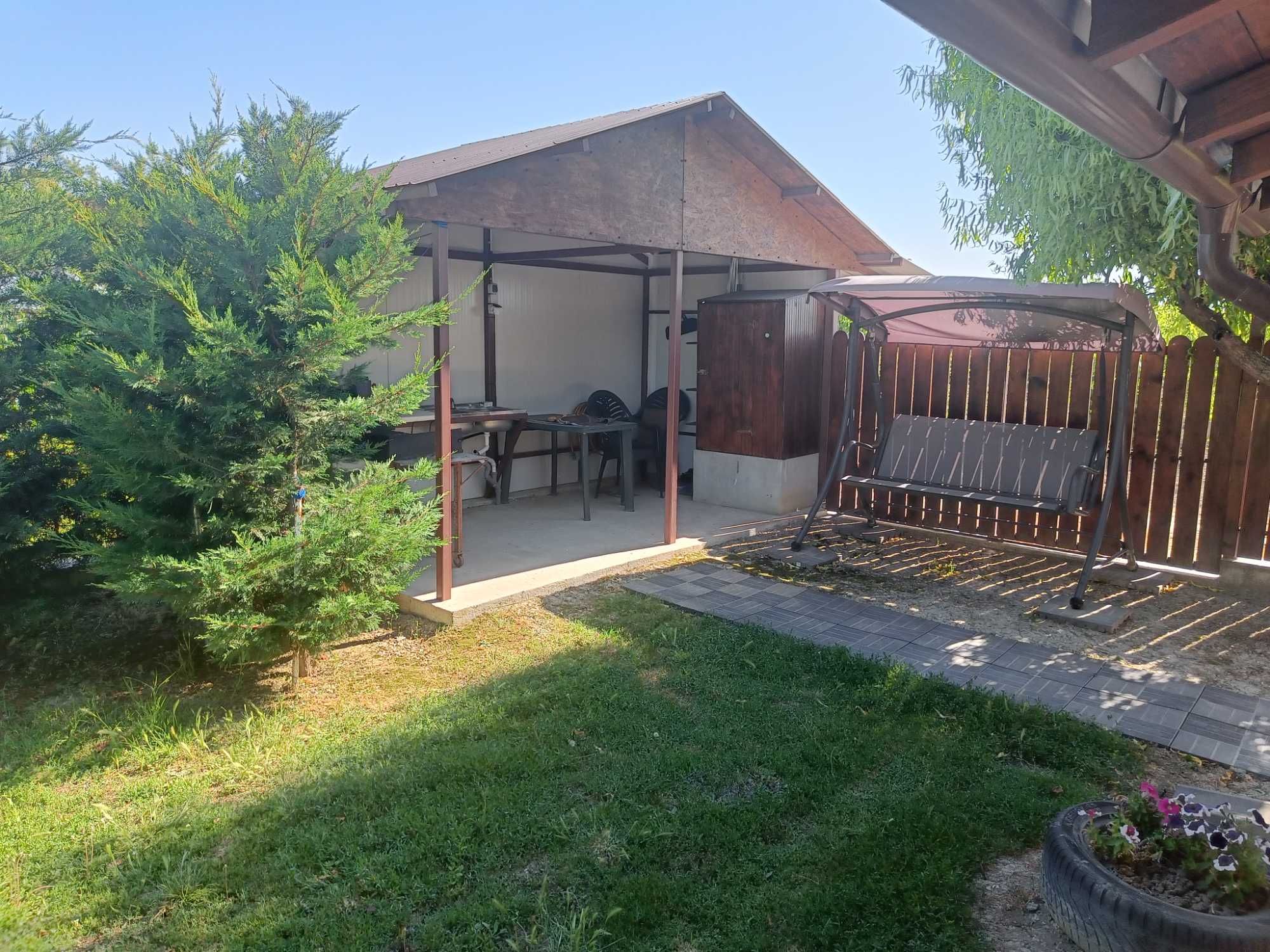 Casă cu livadă de vânzare