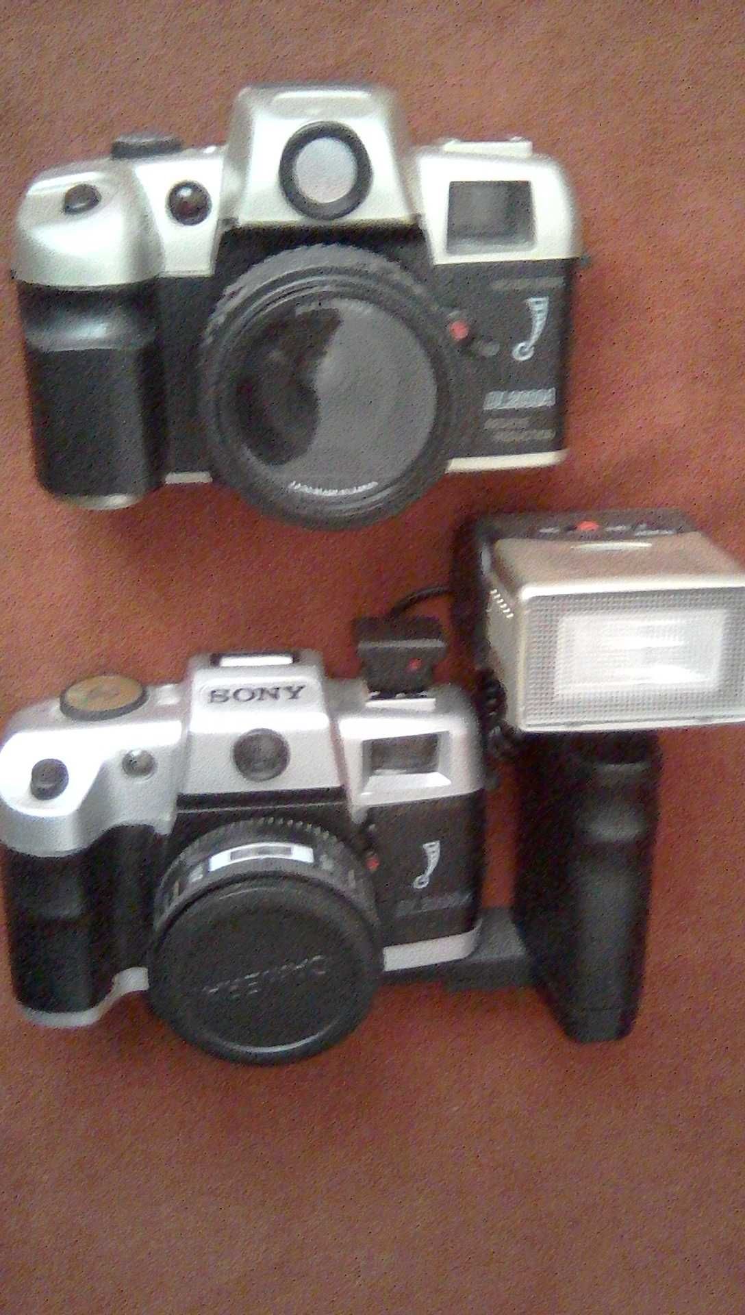 Aparate foto vechi, cu film, si blit (Sony si Olimpia)