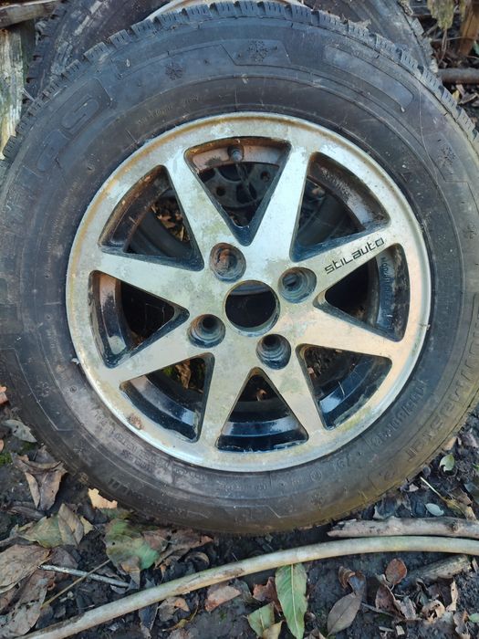 Vând cauciucuri cu jante aluminiu