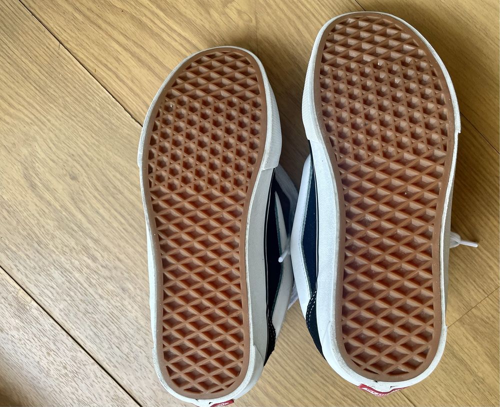 Кецове Vans knu skool