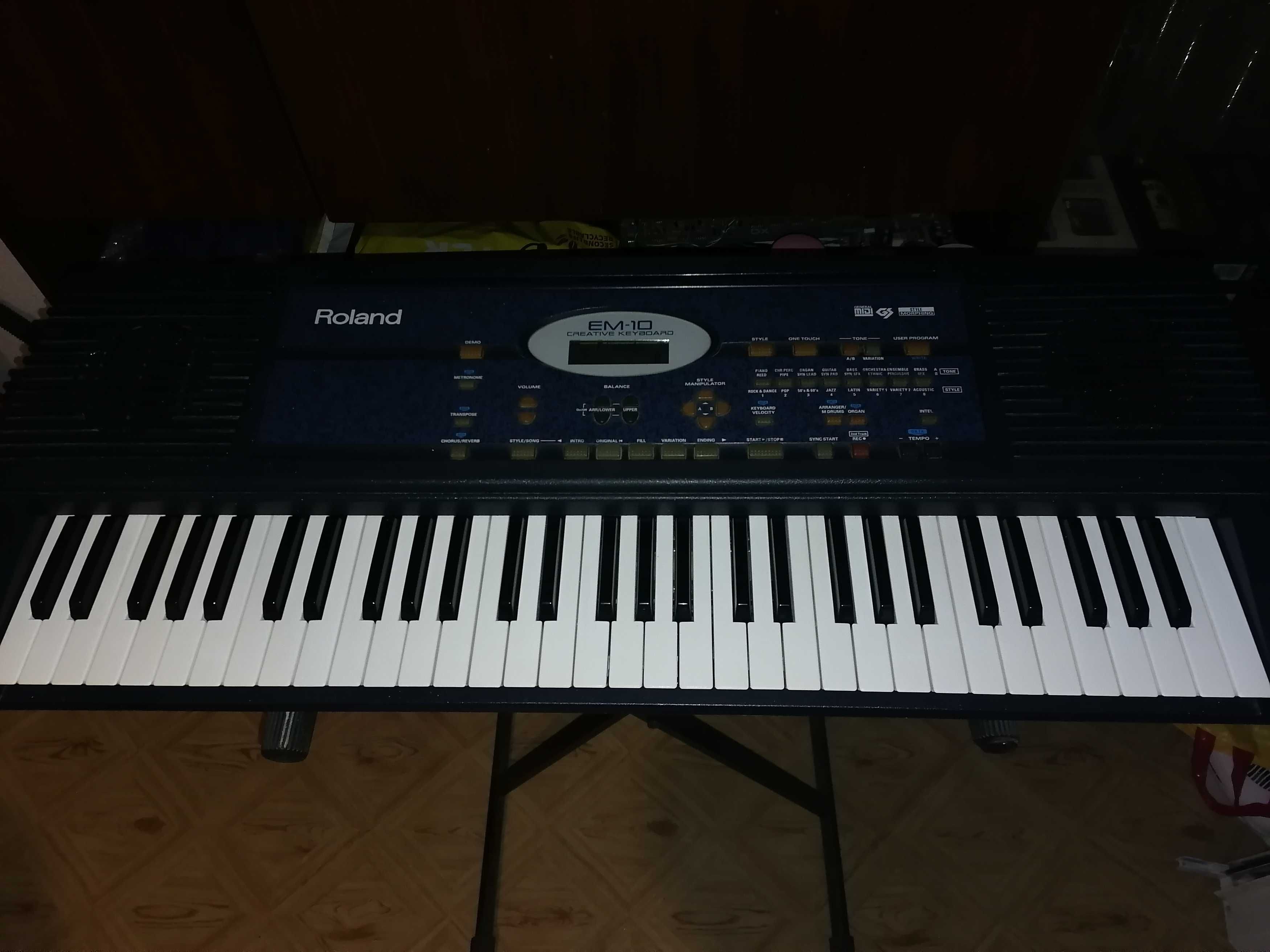 Синтезатор клавир йоника Roland EM-10