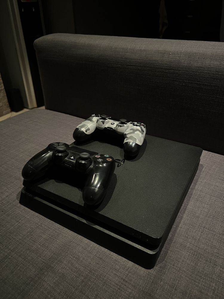 PS4 Slim 500gb с два контролера