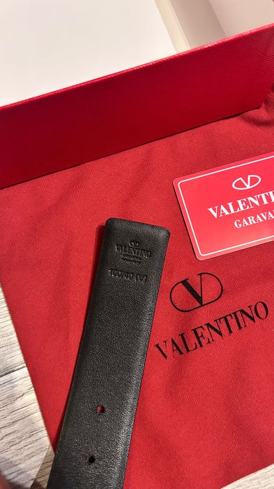 Valentino Garavani дамски колан 100см дълъг 4см широк.