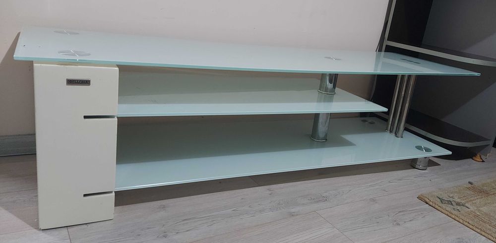 Стъклена маса за ТВ