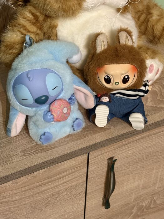 Лабубу с дрехи и Стич с донът – комплект или поотделно