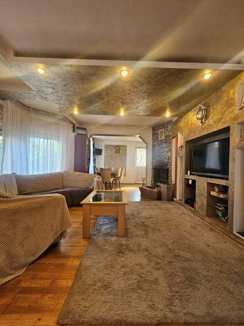 Investitie:Casa cu 2 apt, 8 camere, 308mp utili, 400m de mall Selimbar