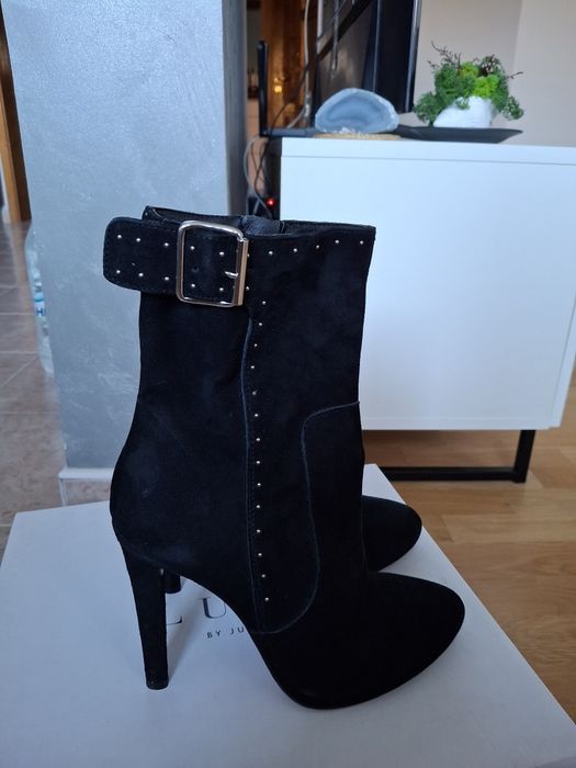 Черни боти на ток