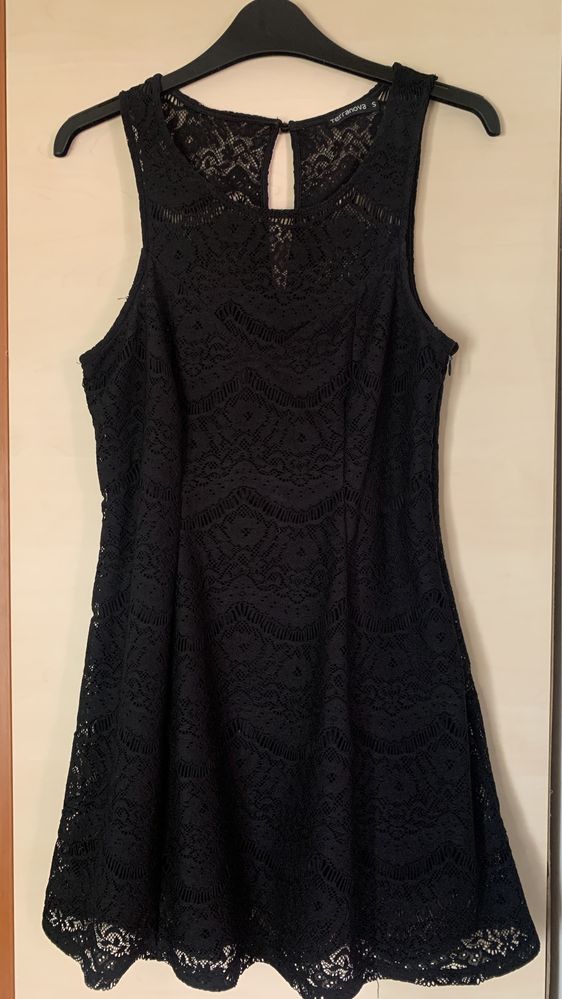 Rochie neagra din dantelă