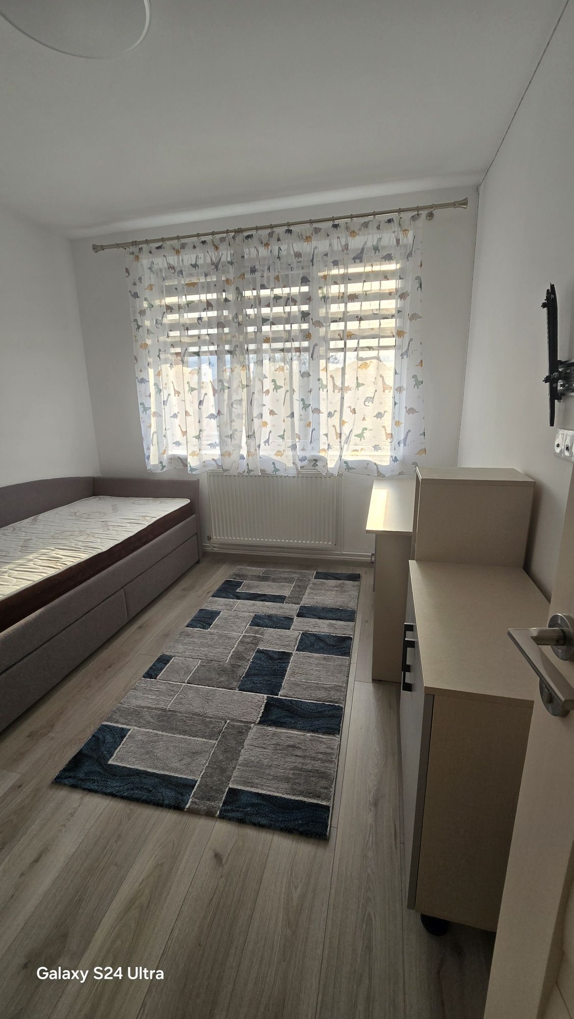 Închiriez apartament cu 3 camere  , coplect mobilat si utilat.