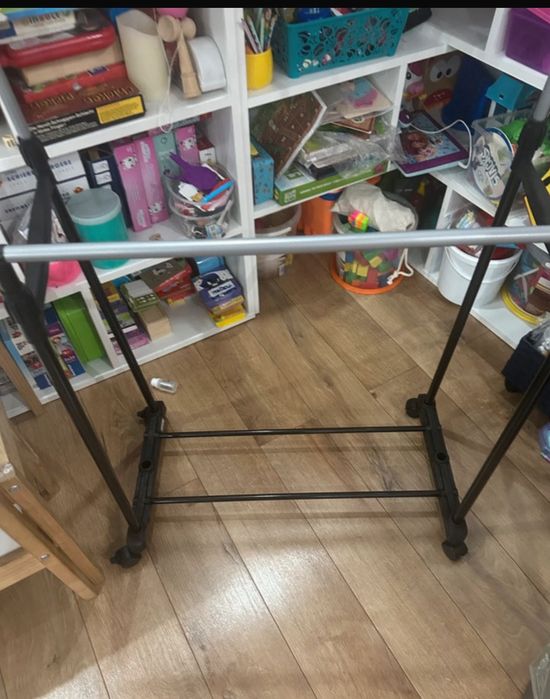 Suport de haine cu roți