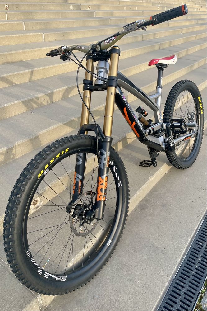 YT Tues CF Pro Race carbon downhill