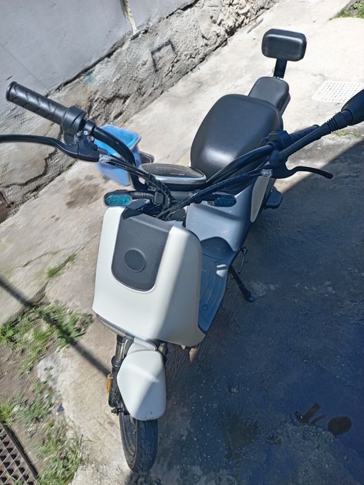 Scuterul este nou luat de o săptămână îl dau că plec din tara