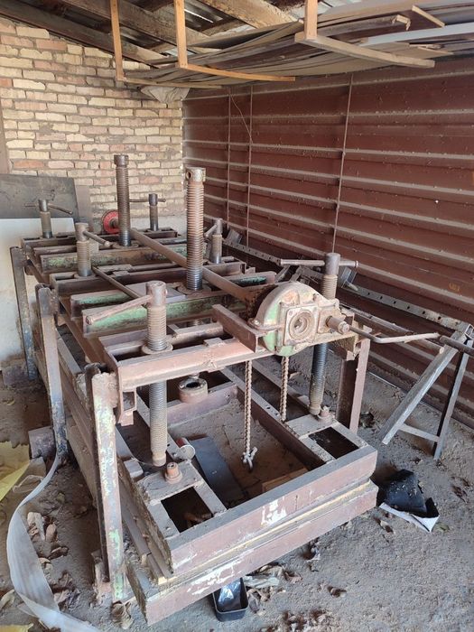 Fuganka, reysmus va boshqa stanoklar sotiladi