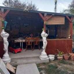 casa cu 3 camere baie bucatarie si 3 holuri la curte