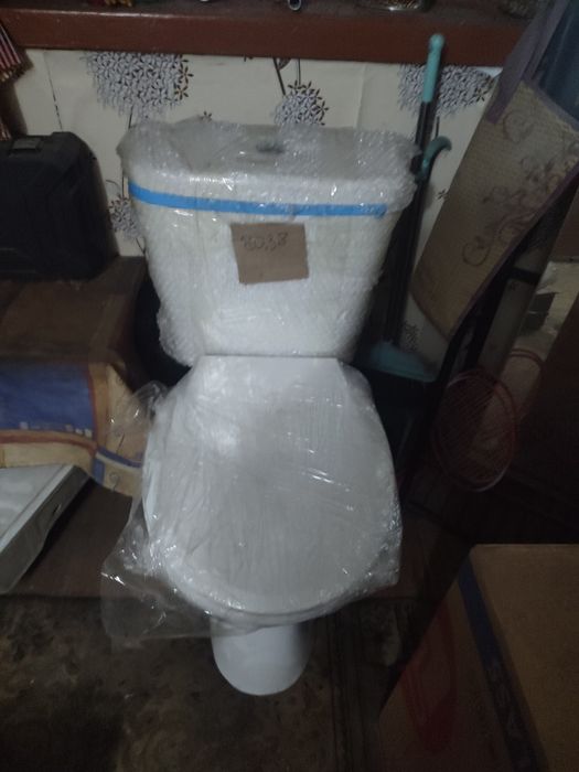 Продам унитаз с бочком