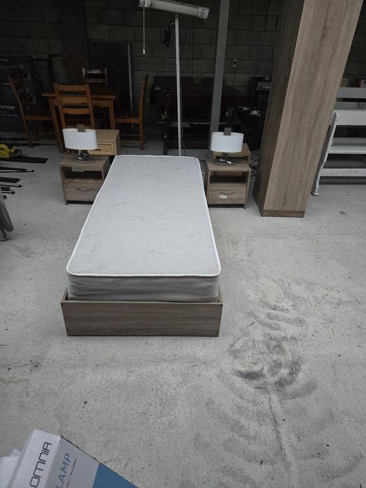 Единични легла и нощни шкафчета