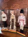 Păpuși lucrate manual în costume tradiționale românești