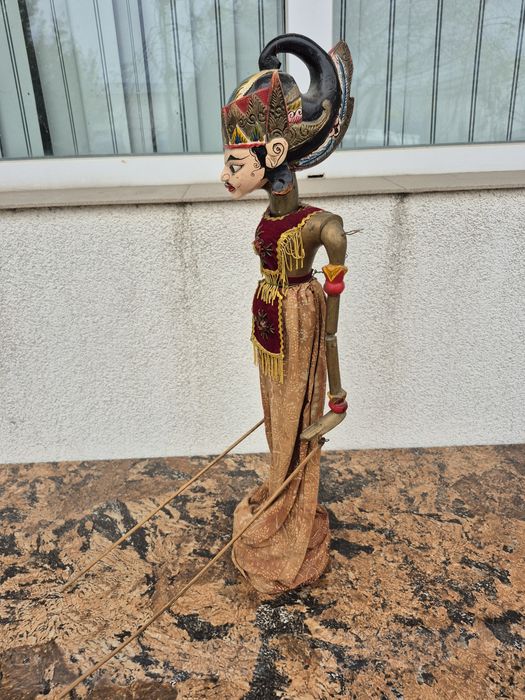 Vând o papusa statuieta lemn,scluptata pictata manual ,made Indonezia