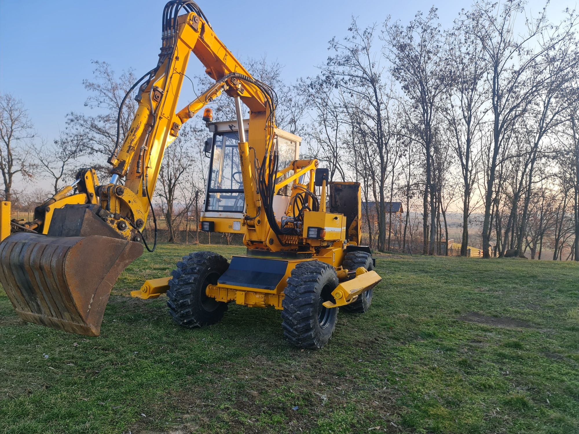 Vînd excavator Mecalac