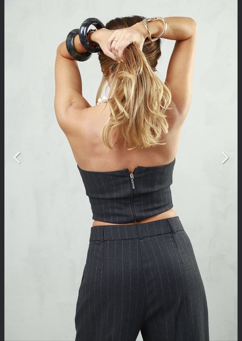 Сиво Бюстие  Pause