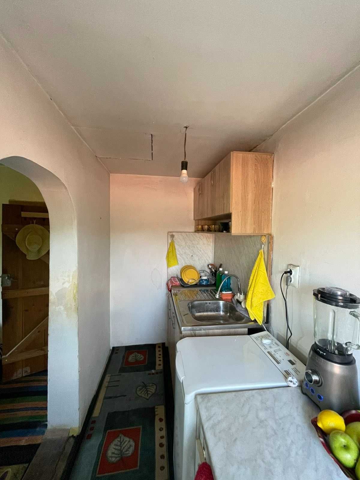 Продава се парцел 715 кв.м. + поддържана масивна къща в с. Медвен