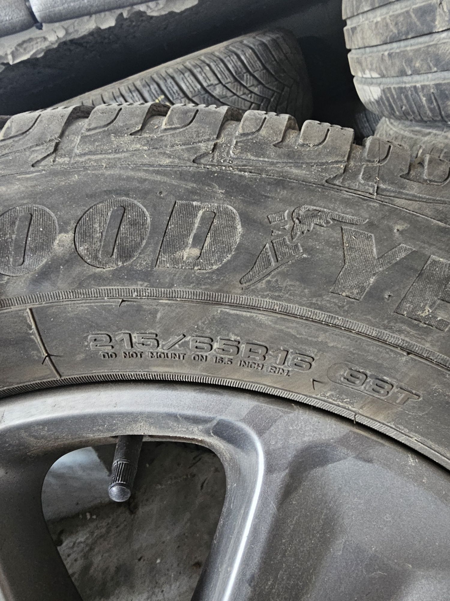 Продавам 2 броя гуми Bridgestone в добро състояние 215/65 R16