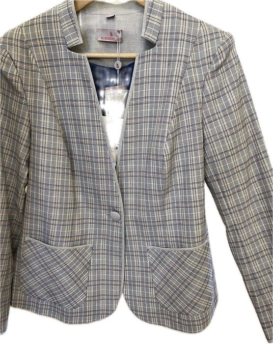 Брючный костюм в сером цвете