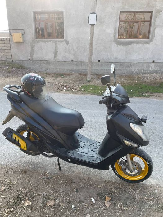 Skutor benzin sotiladi