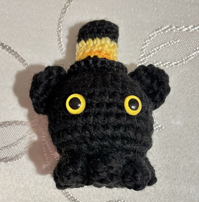 Вязаная игрушка осьминожка в цилиндре