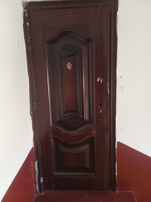 Srochna eshik sotiladi holati yaxshi faqat tuzatish kerak