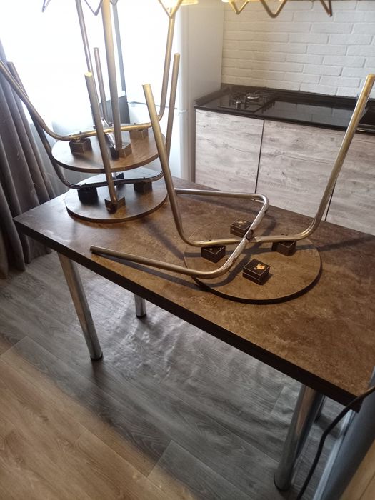 Кухонный стол со стульями . Стол . Стулья .