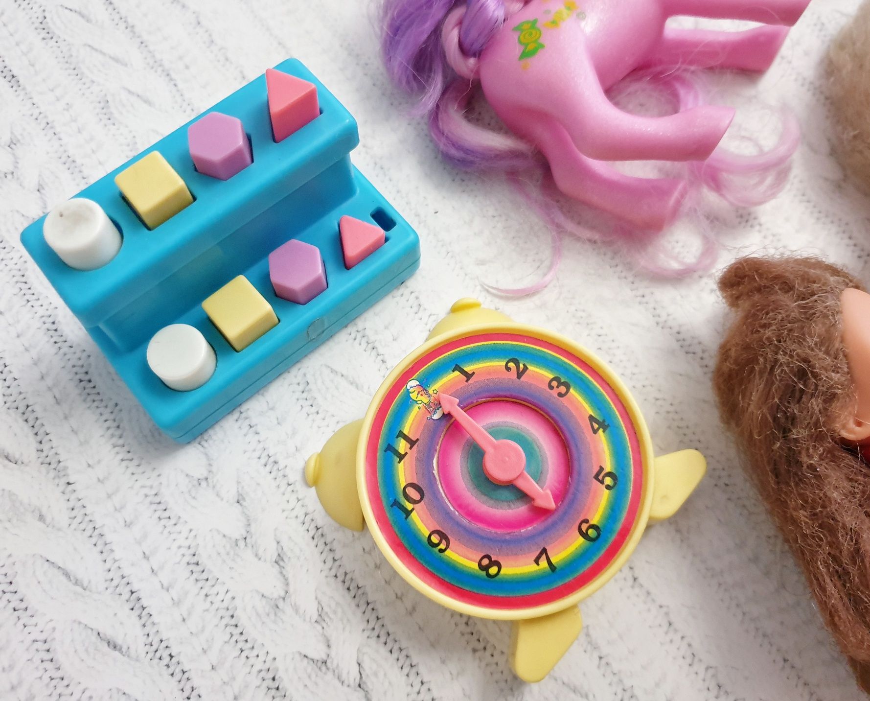 Детские игрушки: посудка, барби, динозавры