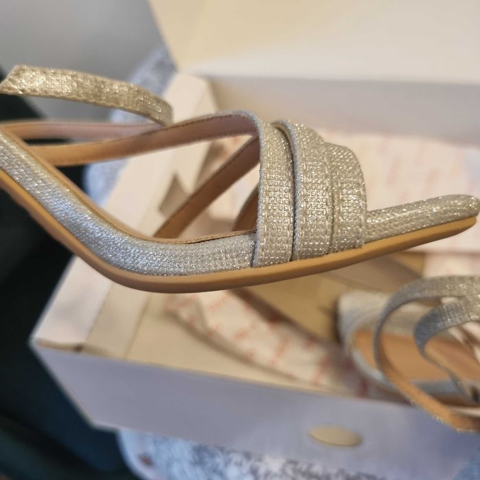 Sandale elegante pentru ocazii speciale.