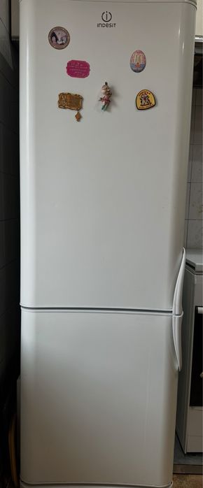 Холодильник LJ, б/у. Работает идеально