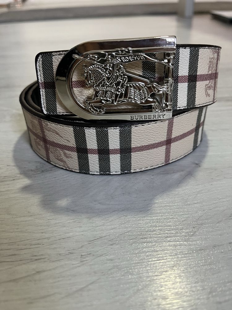 Curea Burberry nou