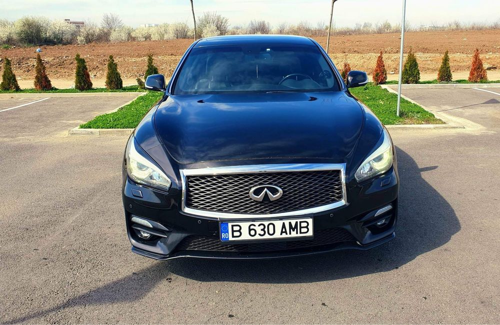 Infiniti Q70S.