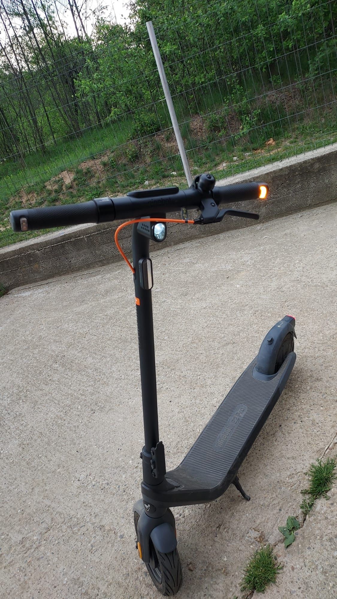 Se vinde trotineta Segway Ninebit KickScoter E2 pro