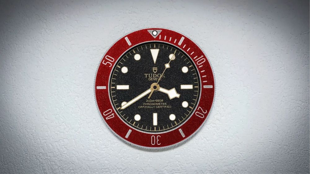 Tudor Black Bay – стенен часовник