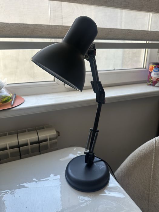 Настольная лампа черная и белая