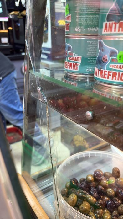 Vitrina mezeluri/ lactate / masline etc
