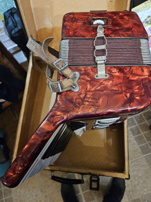 Продавам акордеон Велтмайстер