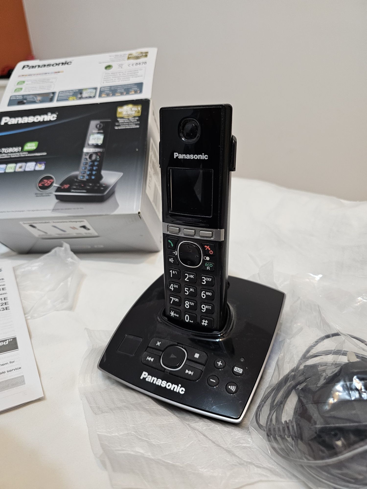 Vând Telefon Fix cu Robot Panasonic KX-TG8061E și Unitate Extra PNLC10