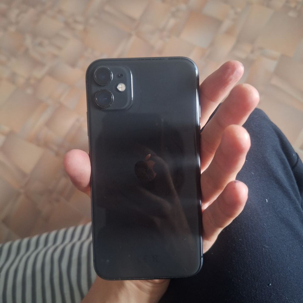 айфон 11 срочно продам