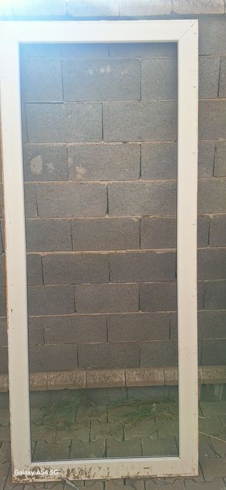 Продам входную пластиковую дверь