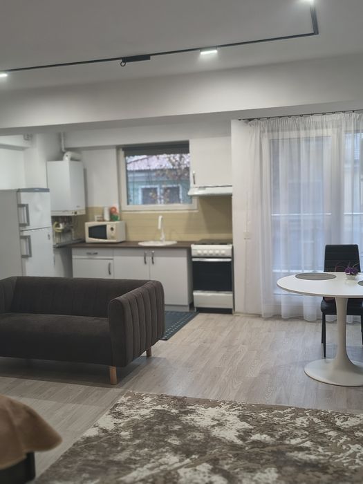 Închiriez garsonieră